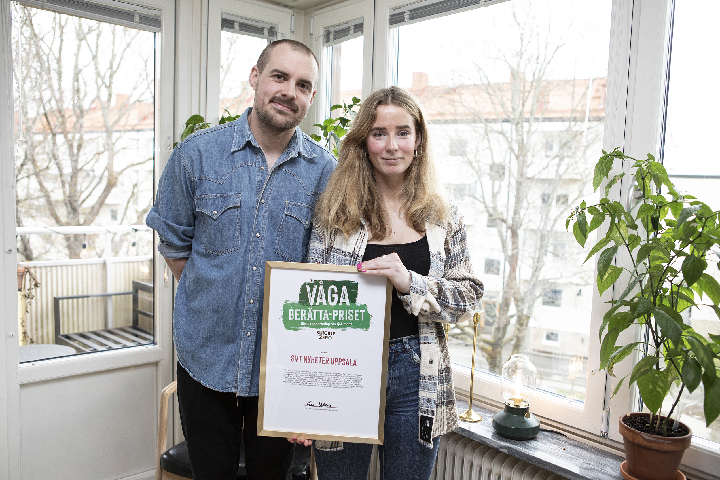Man och kvinna visar upp diplom för Våga berätta-priset