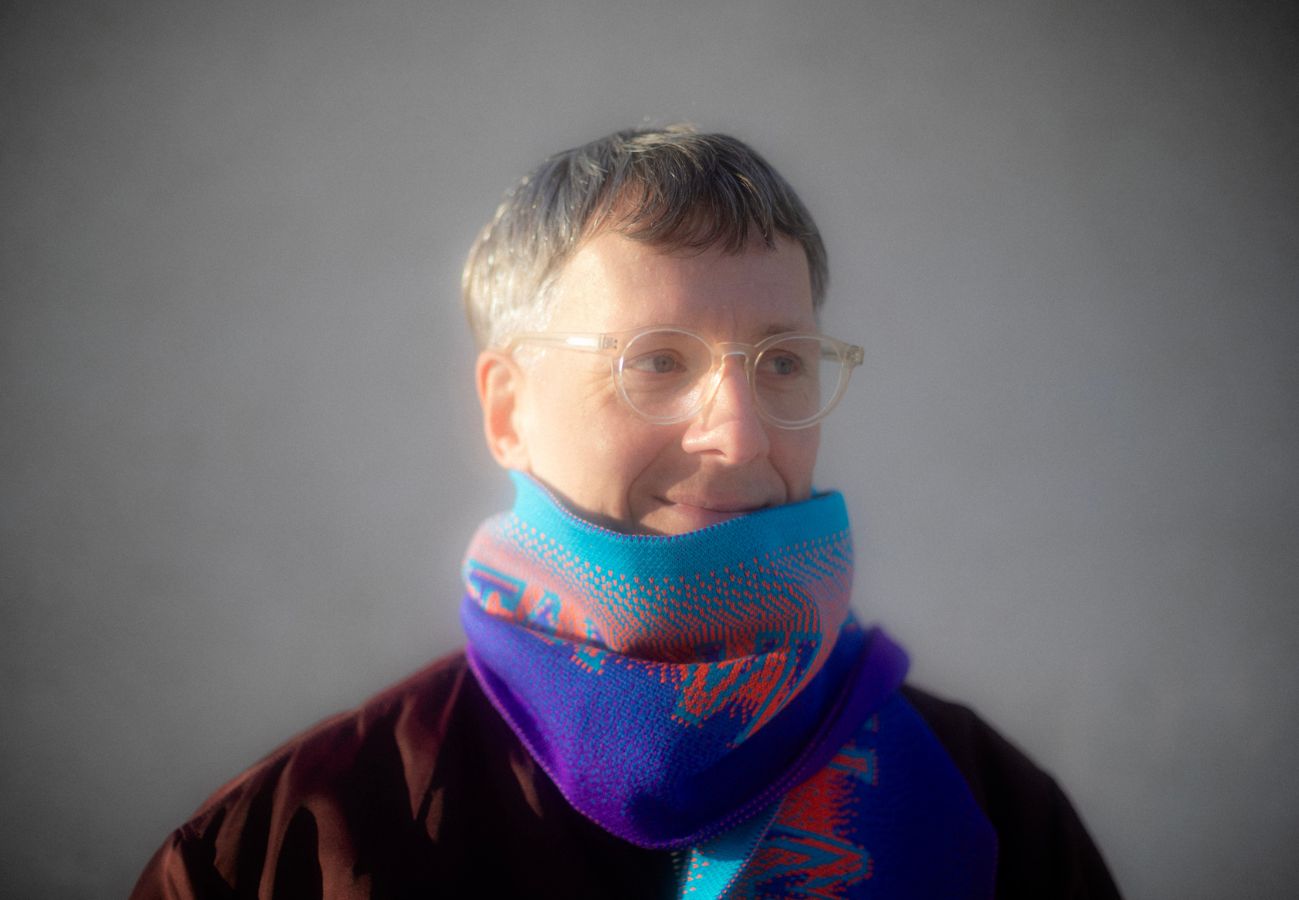 Peter Ström, grafisk formgivare och lektor i visuell kommunikation har designat tre olika halsdukar till förmån för Suicide Zero. Bild: Suicide Zero.